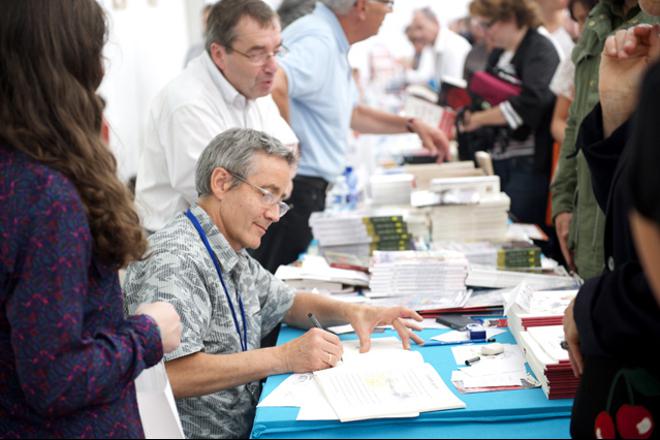 Dédicaces au Livre sur la Place Dédicaces au Livre sur la Place